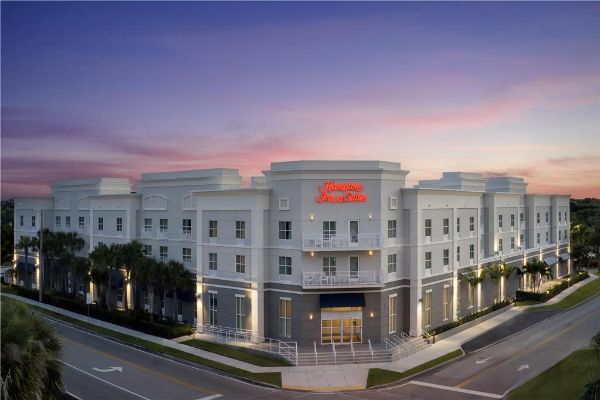 Hampton Inn & Suites Vero Beach Downtown - Vero Beach, FL