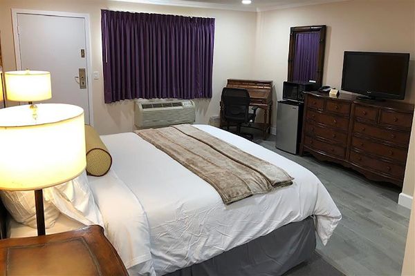 Ca Howard Johnson By Wyndham Ridgecrest - Ridgecrest, CA
