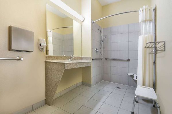 Days Inn By Wyndham Baytown East - Baytown, TX