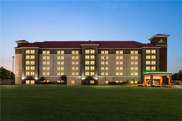 La Quinta Inn & Suites By Wyndham Arlington North 6 Flags Dr - Grand Prairie, TX
