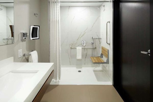 Doubletree By Hilton Montreal Airport - Montreal