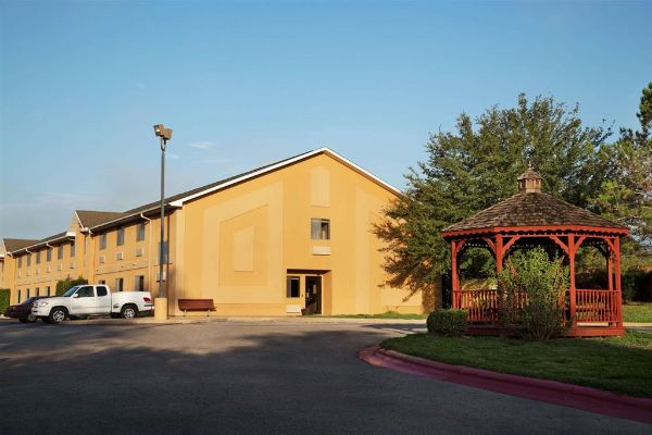Baymont By Wyndham Hearne - Franklin, TX