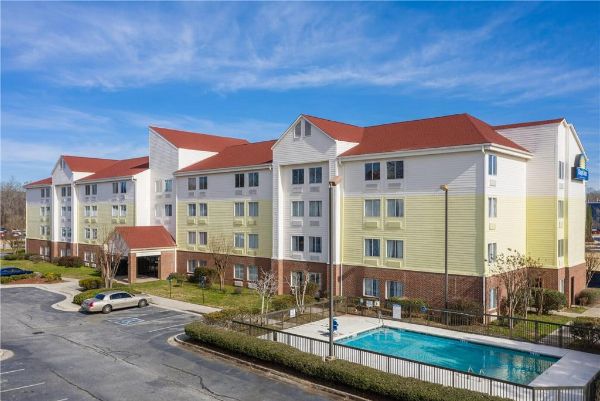 Days Inn By Wyndham Macon I-75 North - Macon, GA