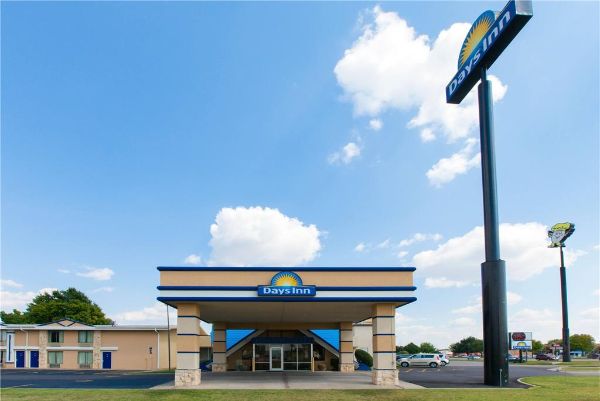 Days Inn By Wyndham Norman - Norman, OK