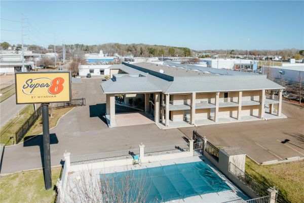 Super 8 By Wyndham Jackson Ms Near The Fairgrounds - Jackson, MS