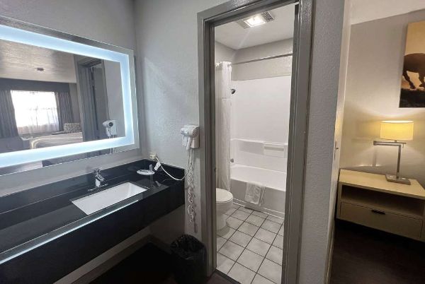 Days Inn By Wyndham Canton - Canton, TX