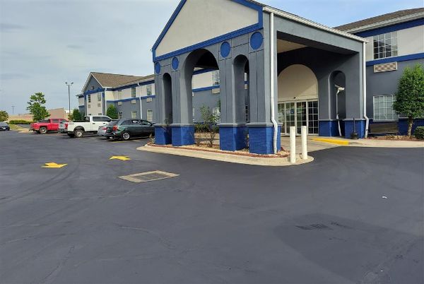 Days Inn & Suites By Wyndham Huntsville - Huntsville, AL
