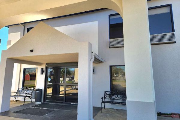 Days Inn & Suites By Wyndham New Iberia - New Iberia, LA