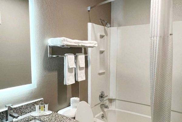 Super 8 By Wyndham Cedar Rapids - Cedar Rapids, IA