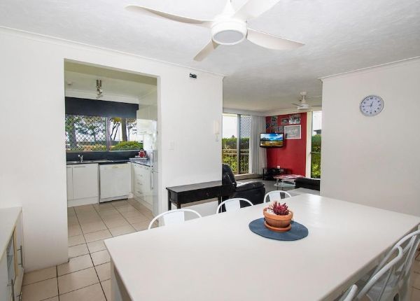 Hotel Seacrest Beachfront Holiday Apartments (Surfers Paradise) (30) Hotel Seacrest Beachfront Holiday Apartments (Surfers Paradise) (30)