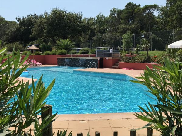 Hotel Les Pins Blancs Sarl Ischen Exploitation - Le Muy