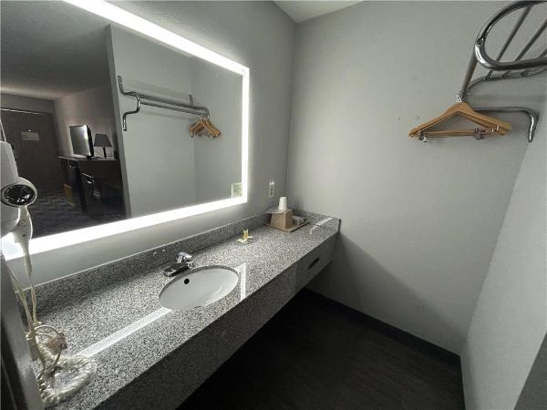 Days Inn By Wyndham Byron - Warner Robins, GA