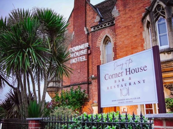 Corner House Hotel - 톤턴