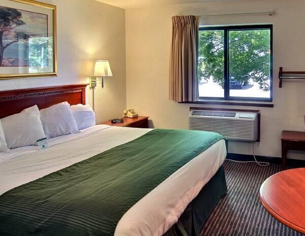 Days Inn & Suites By Wyndham Traverse City - Elk Rapids, MI