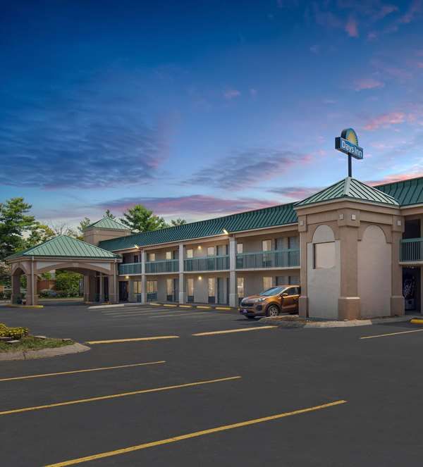 Days Inn By Wyndham Clarksville North - Clarksville, TN