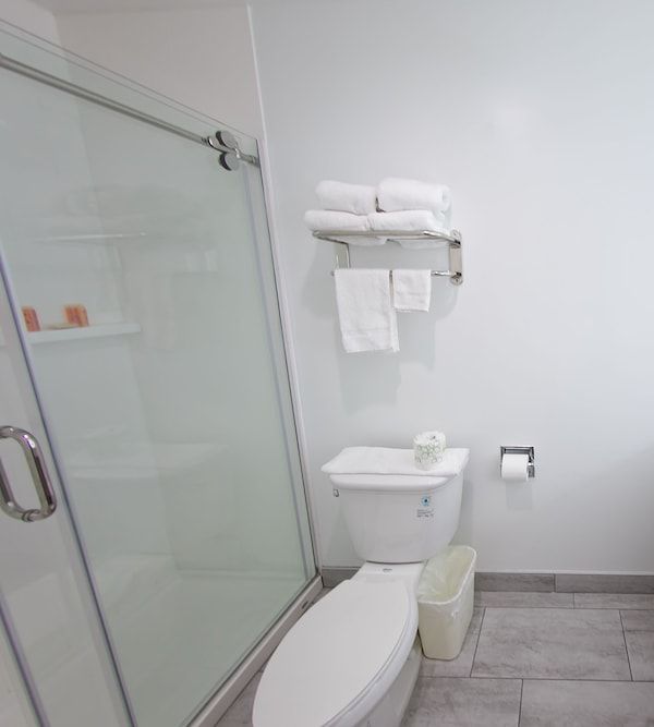 Travelodge Inn & Suites By Wyndham West Covina - Azusa, CA