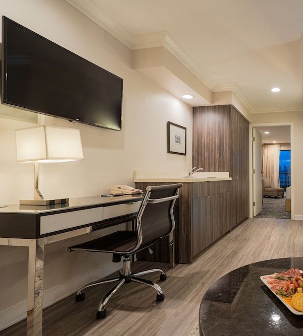 Metro Vancouver Executive Suites Hotel & Conference Centre - Vancouver