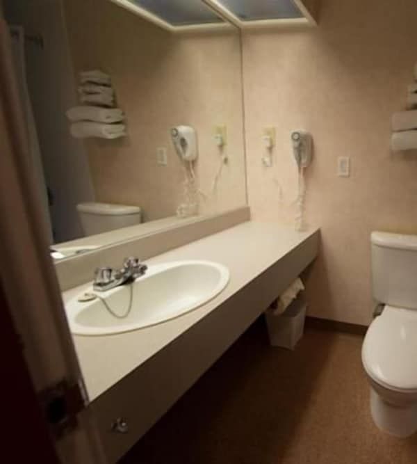 Travelodge By Wyndham Winnipeg Airport West - Winnipeg
