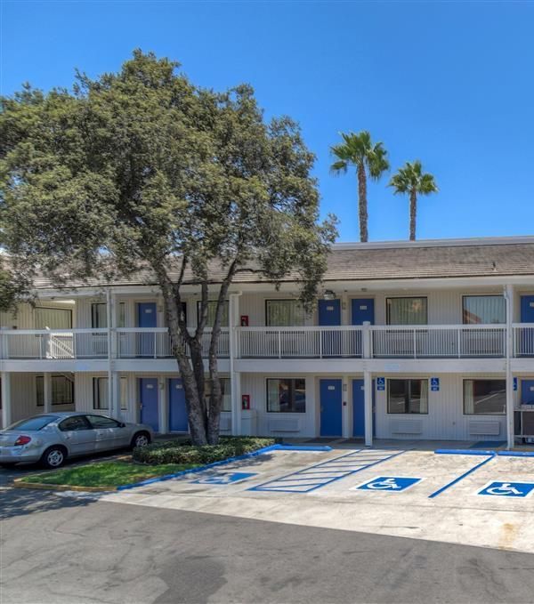 Motel 6 Santa - 爾灣