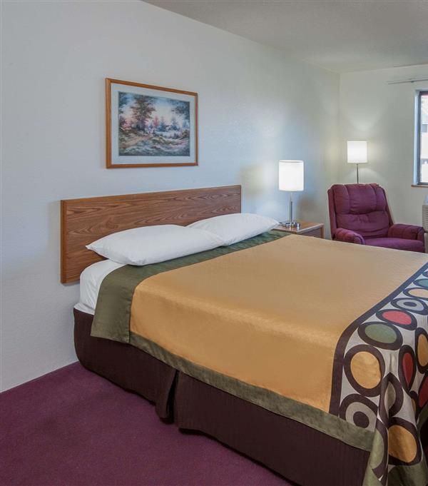 Super 8 By Wyndham Salmon Arm - Salmon Arm