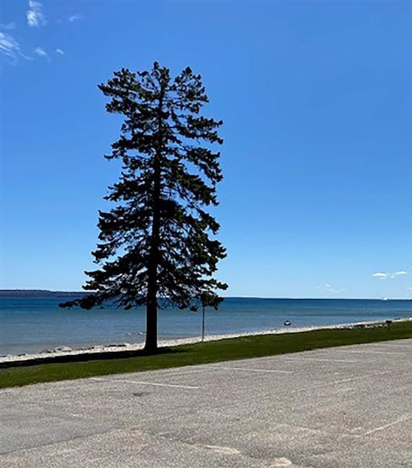 Days Inn & Suites By Wyndham St. Ignace Lakefront - St. Ignace, MI