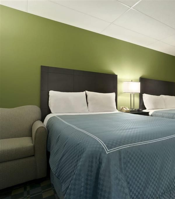 Travelodge By Wyndham Cleveland Lakewood - Parma, OH