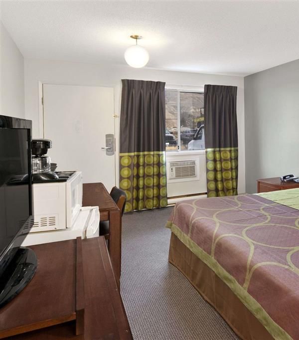 Super 8 By Wyndham Kamloops East - Kamloops