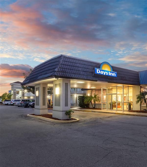 Days Inn By Wyndham Titusville Kennedy Space Center - Titusville, FL