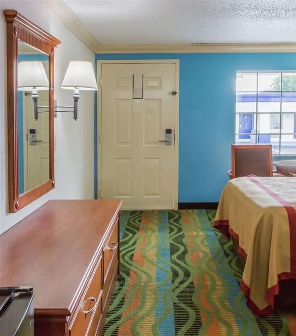 Days Inn By Wyndham Virginia Beach Town Center - Chesapeake, VA