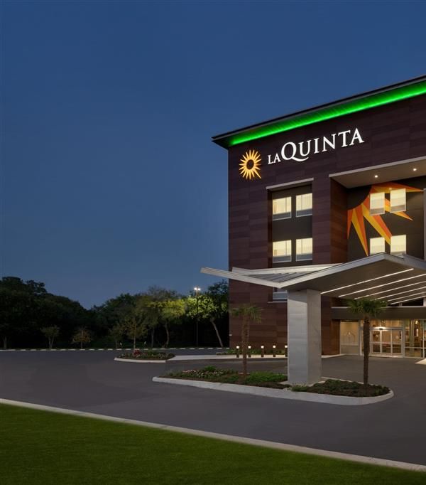 La Quinta Inn & Suites By Wyndham San Antonio Seaworld Lafb - San Antonio, TX
