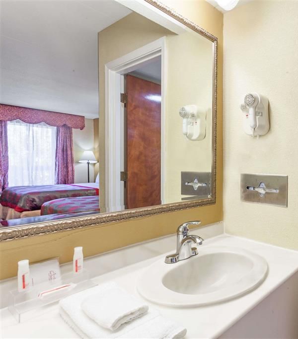 Ramada By Wyndham Lebanon - Lebanon, TN