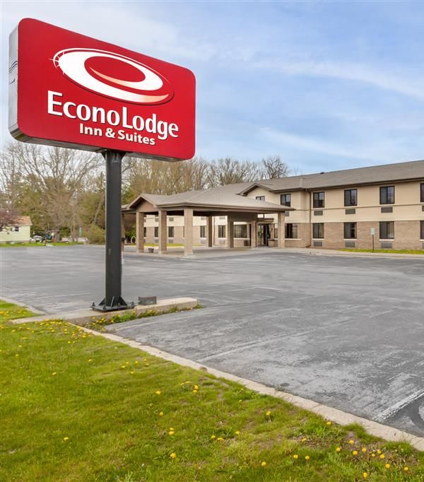 Econo Lodge Inn & Suites Oconto - Door County, WI