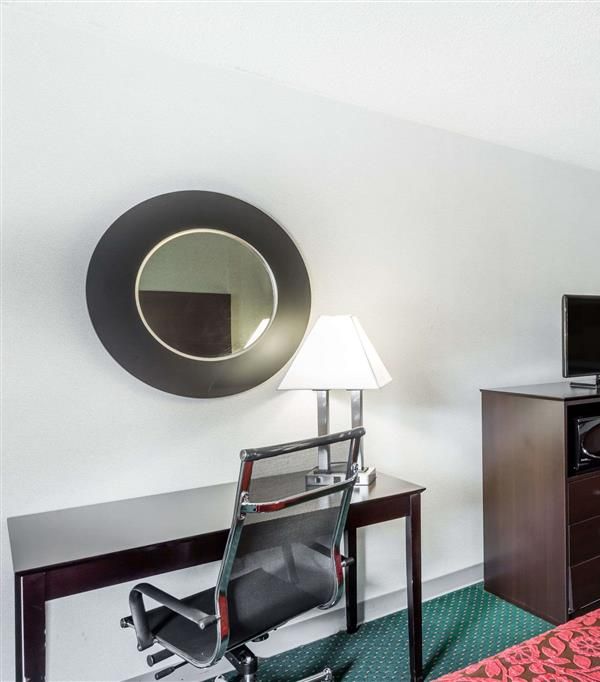 Days Inn By Wyndham Hendersonville - Saluda, NC