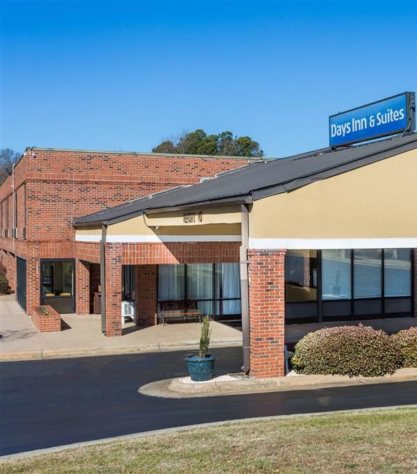 Days Inn & Suites By Wyndham Rocky Mount Golden East - Rocky Mount, NC