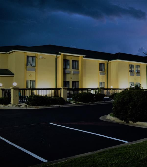Days Inn By Wyndham Montgomery - Montgomery, AL