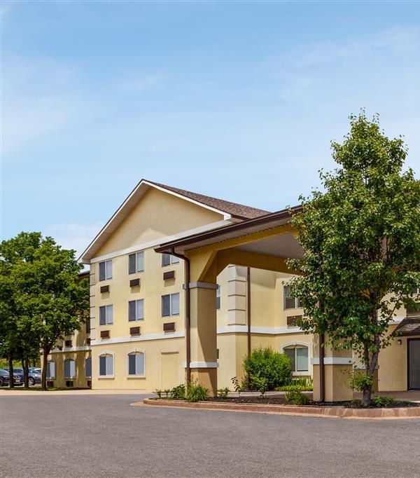 Days Inn By Wyndham Kansas City International Airport - Parkville, MO