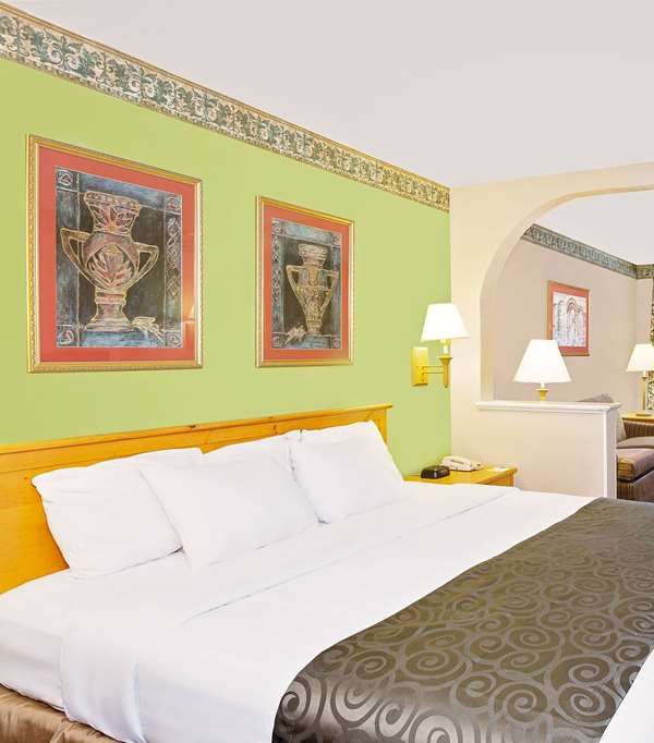 Days Inn & Suites By Wyndham Starkville - Starkville, MS
