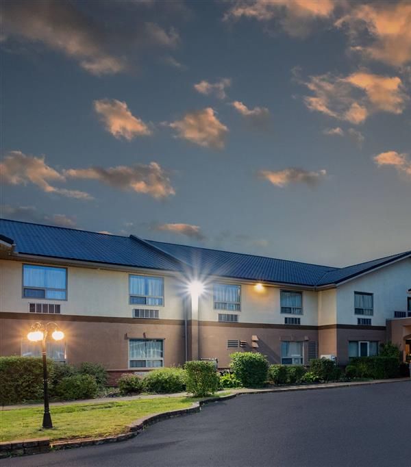 Super 8 By Wyndham Cornwall On - Cornwall