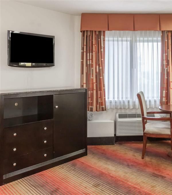 Howard Johnson By Wyndham Newark Airport - Newark, NJ