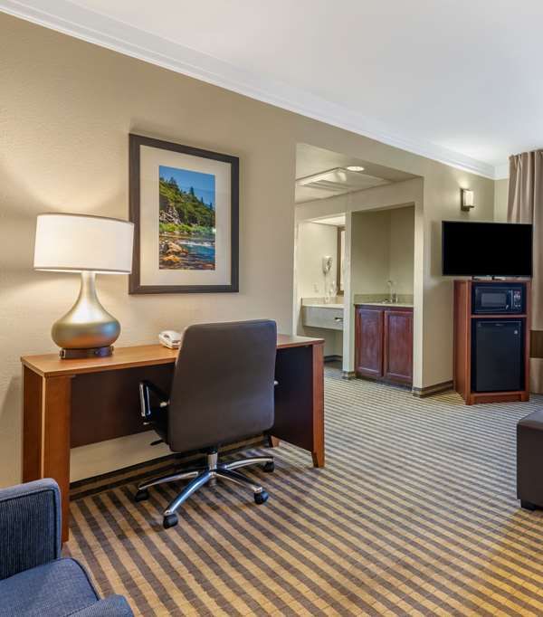 Comfort Suites Visalia - Convention Center - Visalia, CA