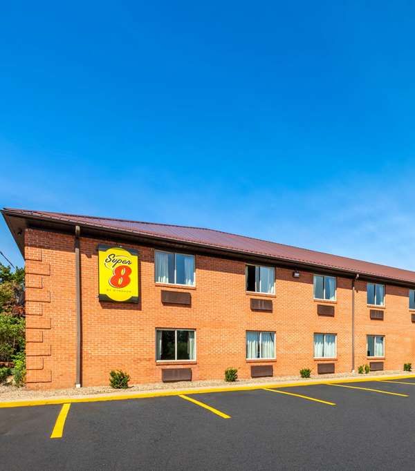 Super 8 By Wyndham Fairmont - Fairmont, WV