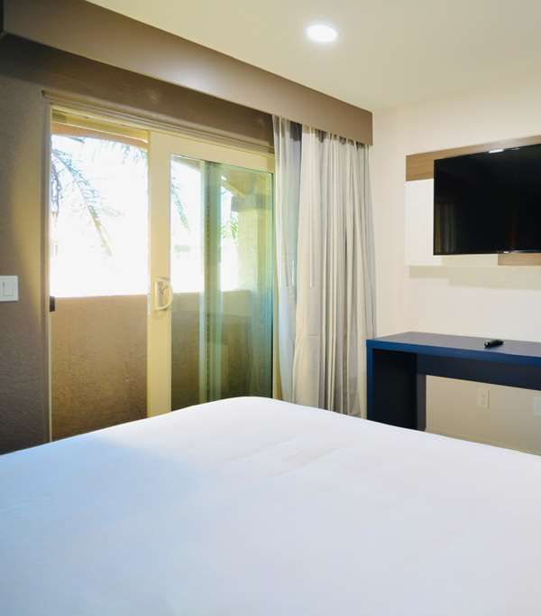 Comfort Inn & Suites Moreno Valley Near March Air Reserve Base - Redlands, CA