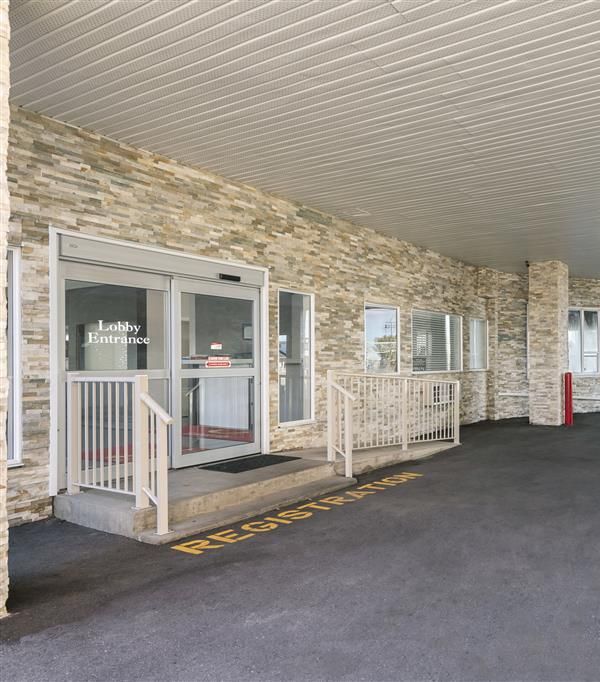 Econo Lodge Inn & Suites - Medicine Hat