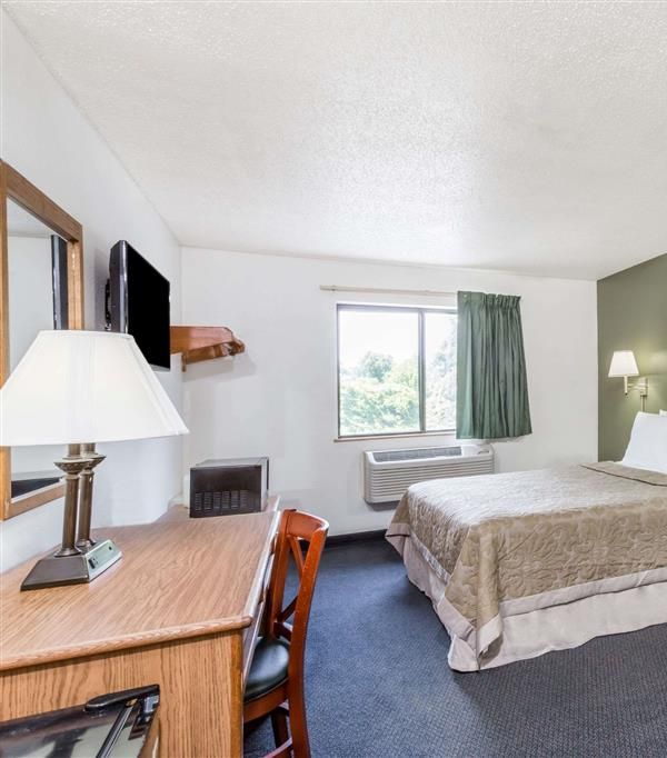 Super 8 By Wyndham Hampton - Hampton, VA