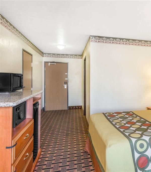 Super 8 By Wyndham Grants Pass - Grants Pass, OR