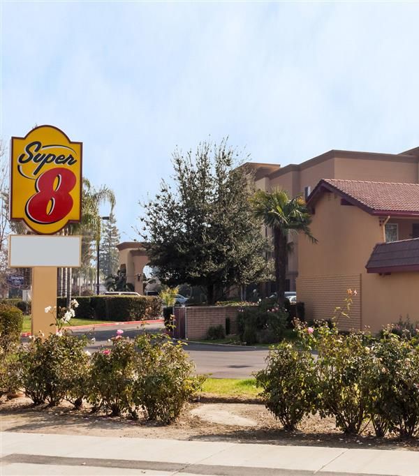 Super 8 By Wyndham Visalia - Visalia, CA