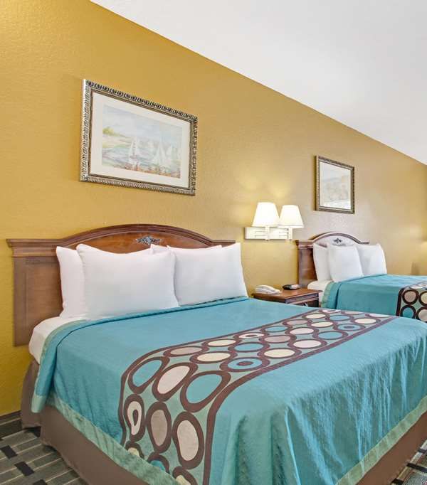 Super 8 By Wyndham Daytona Beach - Daytona Beach, FL
