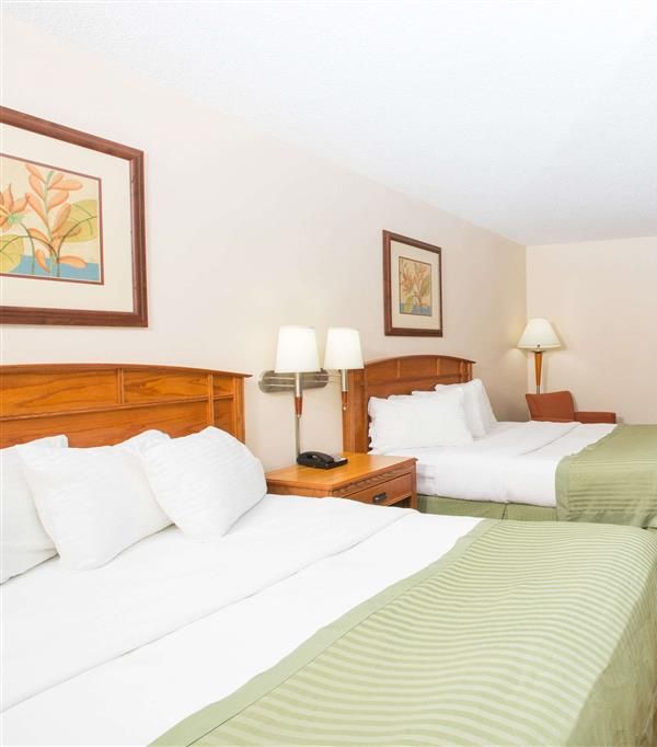 Ramada By Wyndham Des Moines Tropics Resort & Conference Ctr - Des Moines, IA