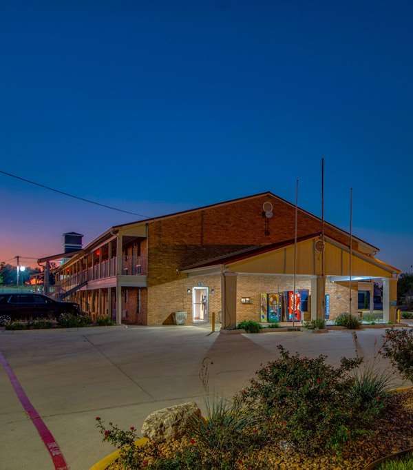 Super 8 By Wyndham Pleasanton - Pleasanton, TX