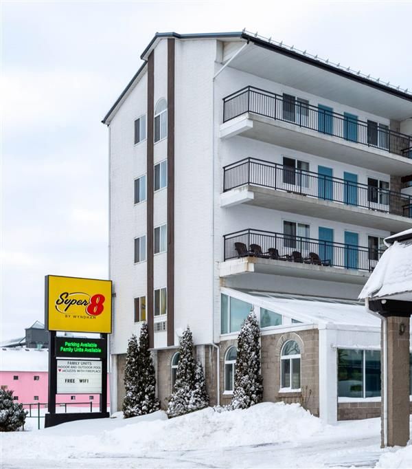 Super 8 By Wyndham Niagara Falls By The Falls - Niagara Falls